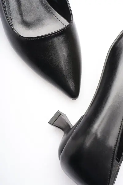 Siyah Kadın Günlük Kısa Topuklu Stiletto Ayakkabı TR20MS03A