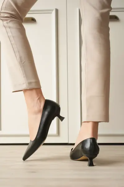 Siyah Kadın Günlük Kısa Topuklu Stiletto Ayakkabı TR20MS03A