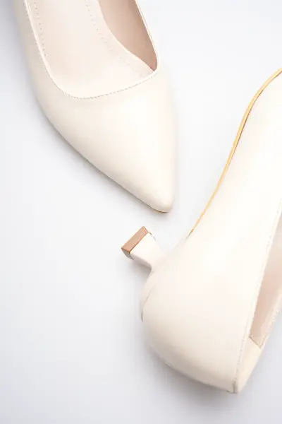 Bej Kadın Günlük Kısa Topuklu Stiletto Ayakkabı TR20MS03B