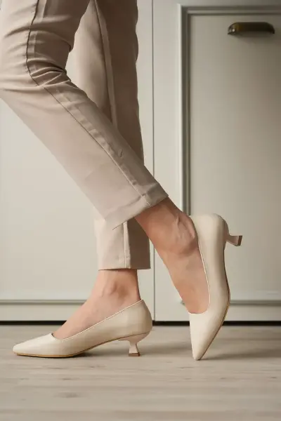 Bej Kadın Günlük Kısa Topuklu Stiletto Ayakkabı TR20MS03B