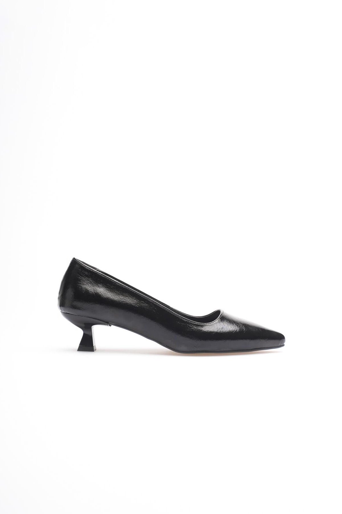 Kadın Siyah Kırışık Rugan Kısa Topuklu Stiletto Ayakkabı TR20MS03C