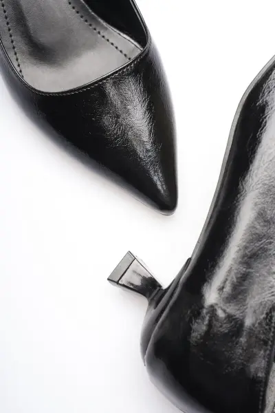Kadın Siyah Kırışık Rugan Kısa Topuklu Stiletto Ayakkabı TR20MS03C
