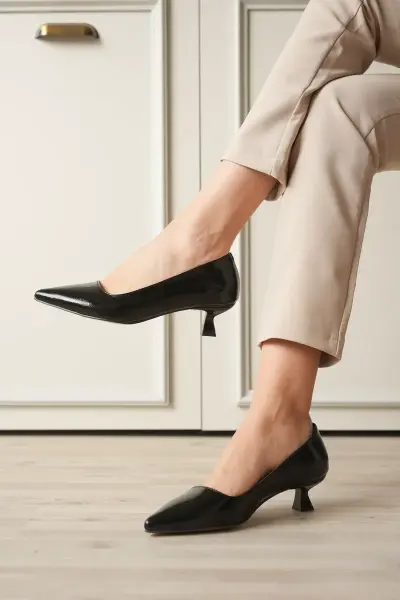Kadın Siyah Kırışık Rugan Kısa Topuklu Stiletto Ayakkabı TR20MS03C