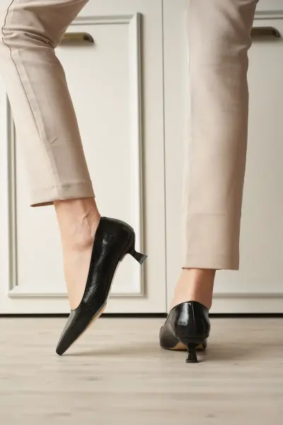 Kadın Siyah Kırışık Rugan Kısa Topuklu Stiletto Ayakkabı TR20MS03C
