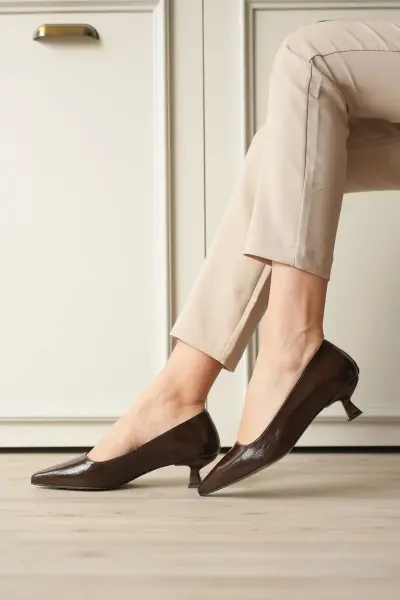 Kadın Acı Kahve Kırışık Rugan Kısa Topuklu Stiletto Ayakkabı TR20MS03D
