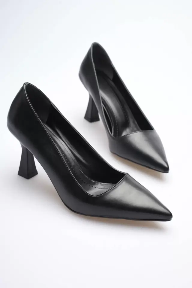 Siyah Sivri Burun Orta Topuklu Kadın Stiletto TR20MS02A