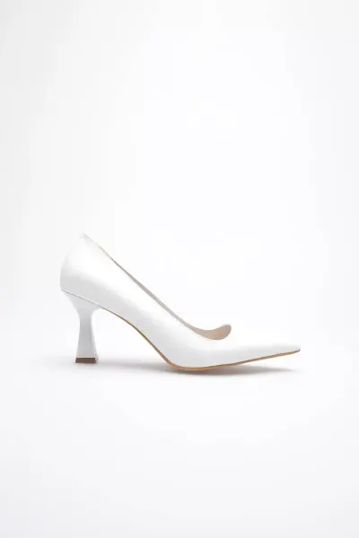 Beyaz Sivri Burun Orta Topuklu Kadın Stiletto TR20MS02B