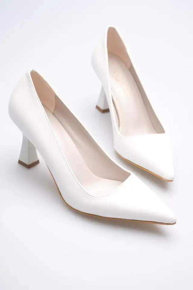Beyaz Sivri Burun Orta Topuklu Kadın Stiletto TR20MS02B