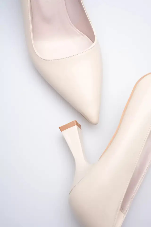 Bej Sivri Burun Orta Topuklu Kadın Stiletto TR20MS02C