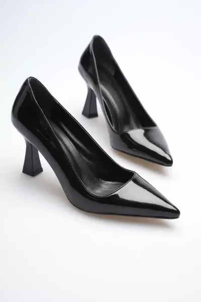 Siyah Rugan Sivri Burun Orta Topuklu Kadın Stiletto TR20MS02E