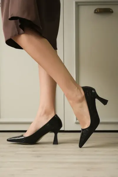 Siyah Kroko Sivri Burun Orta Topuklu Kadın Stiletto TR20MS02F