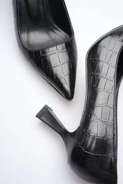 Siyah Kroko Sivri Burun Orta Topuklu Kadın Stiletto TR20MS02F