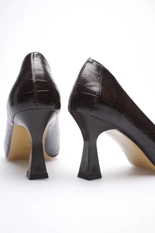 Acı Kahve Kroko Sivri Burun Orta Topuklu Kadın Stiletto TR20MS02G