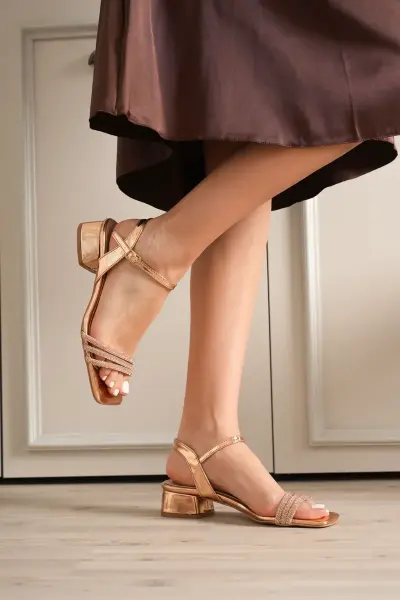 Kadın Rose Gold Taş Detaylı Kalın Topuklu Şık Sandalet TR20MY26F