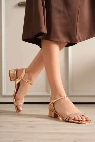Kadın Rose Gold Taş Detaylı Kalın Topuklu Şık Sandalet TR20MY26F
