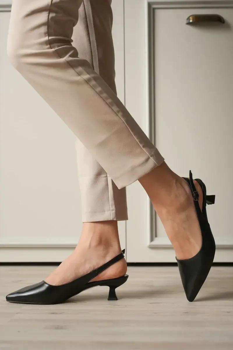 Kadın Siyah Sivri Burun Slingback Kısa Topuklu Ayakkabı TR20MS04A