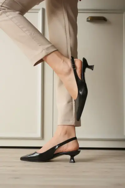 Kadın Siyah Kırışık Rugan Sivri Burun Slingback Kısa Topuklu Ayakkabı TR20MS04C