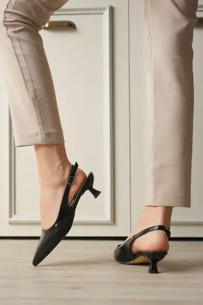 Kadın Siyah Kırışık Rugan Sivri Burun Slingback Kısa Topuklu Ayakkabı TR20MS04C
