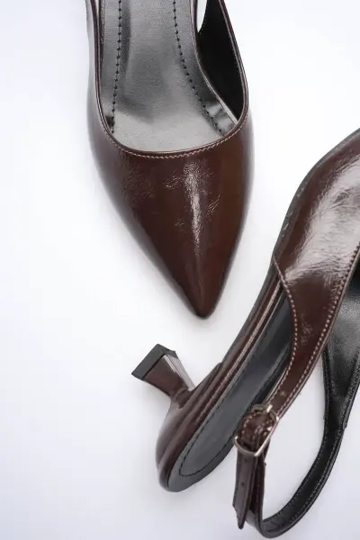 Kadın Acı Kahve Kırışık Rugan Sivri Burun Slingback Kısa Topuklu Ayakkabı TR20MS04D