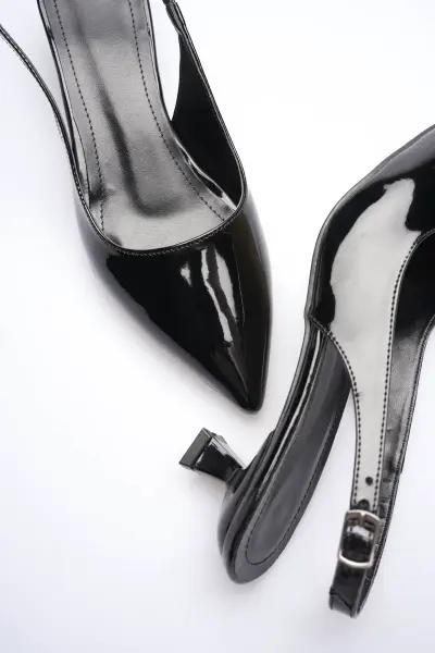 Kadın Siyah Rugan Sivri Burun Slingback Kısa Topuklu Ayakkabı TR20MS04E